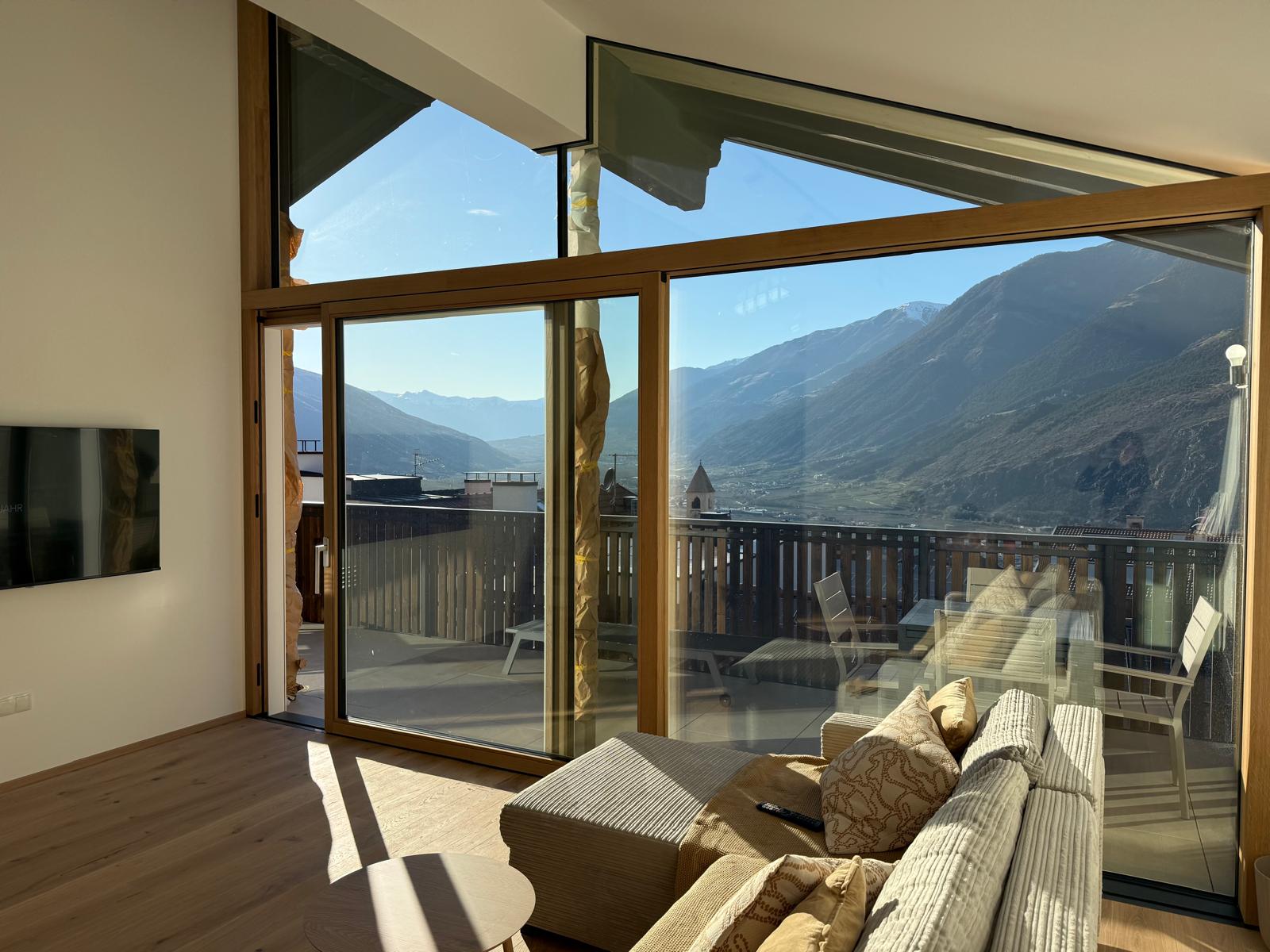 Wohnbereich im Panorama Chalet Josef & Herta mit großer Fensterfront