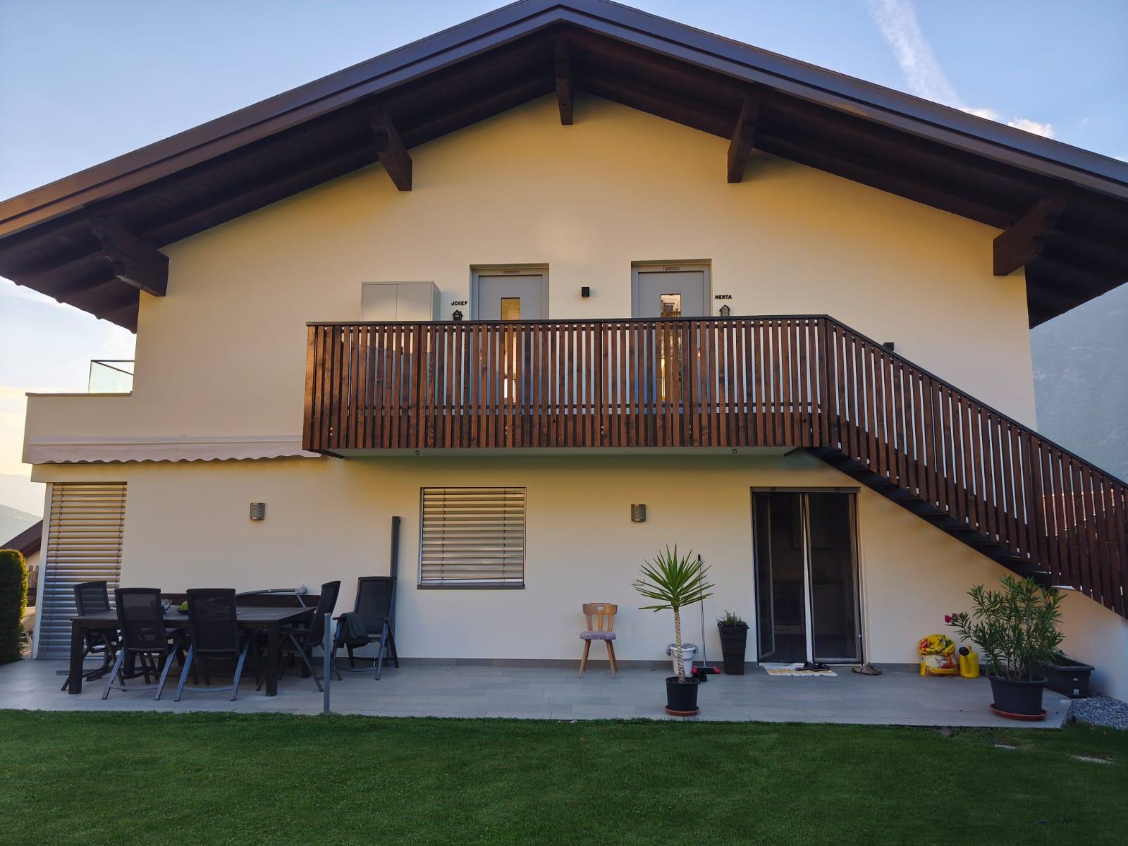 Ansicht des Hauses mit den Eingängen zu Chalet Josef und Chalet Herta