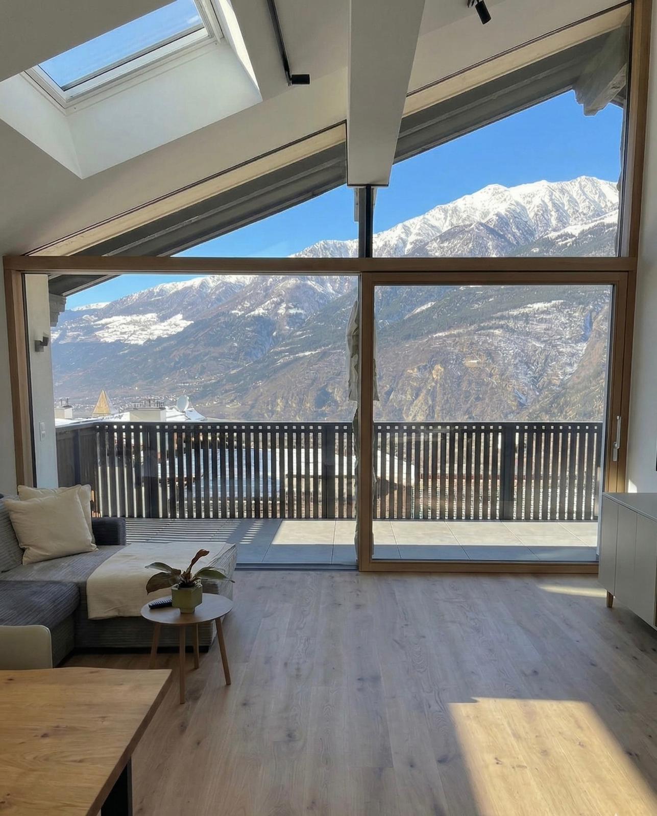 Heller Wohnbereich mit Panoramablick auf die Berge